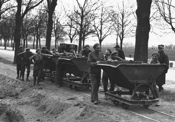 Ochotnicze DruÂżyny Robotnicze przy rozbiĂłrce fortu 4 w Alei 3 Maja w Krakowie - 1934r. W tle widaĂŚ BÂłonia.