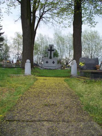 Cmentarz usÂłany kwiatami lipy.jpg