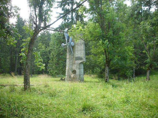 Droga do KuÂźnic - pomnik i krzyÂż - fot. 1.JPG