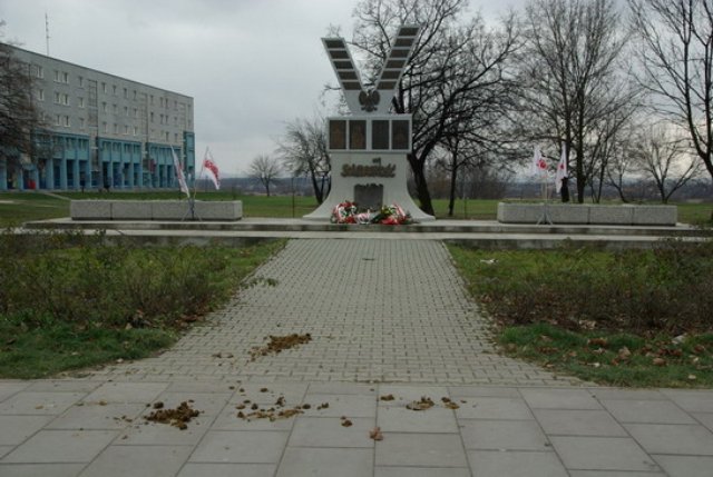 Pomnik SolidarnoÂści. Po imprezie pozostaÂło tylko koĂąskie Âłajno.