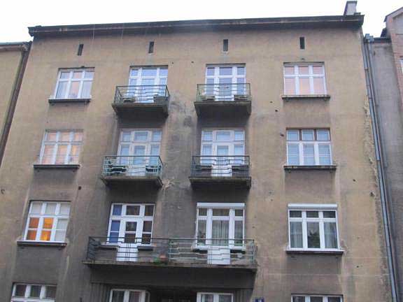 KrakĂłw - Âślad ostrzaÂłu, ul. WrocÂławska 14 (3).jpg