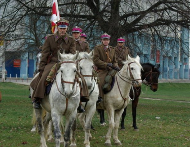 Przed pomnikiem SolidarnoÂści