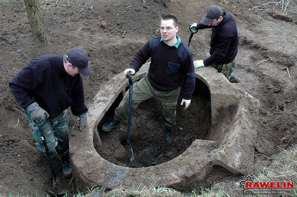 Wydobycie kopuły pancernej na forcie 44 Tonie Twierdzy Kraków.