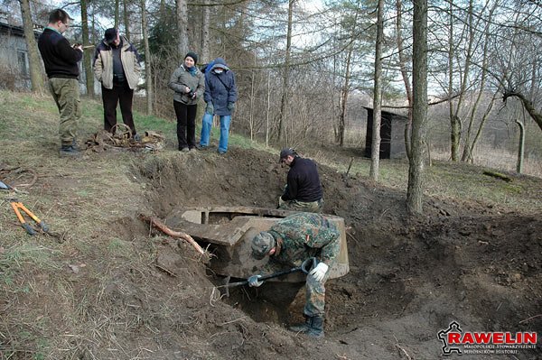 Wydobycie kopuły pancernej na forcie 44 Tonie Twierdzy Kraków.