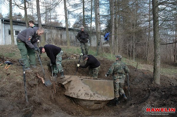Wydobycie kopuły pancernej na forcie 44 Tonie Twierdzy Kraków.
