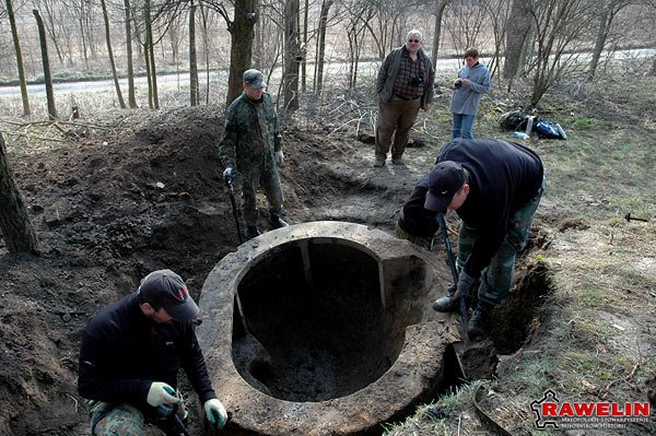 Wydobycie kopuły pancernej na forcie 44 Tonie Twierdzy Kraków.