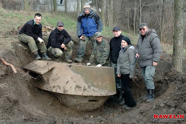 Wydobycie kopuły pancernej na forcie 44 Tonie Twierdzy Kraków.