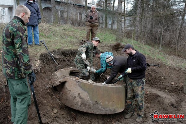 Wydobycie kopuły pancernej na forcie 44 Tonie Twierdzy Kraków.