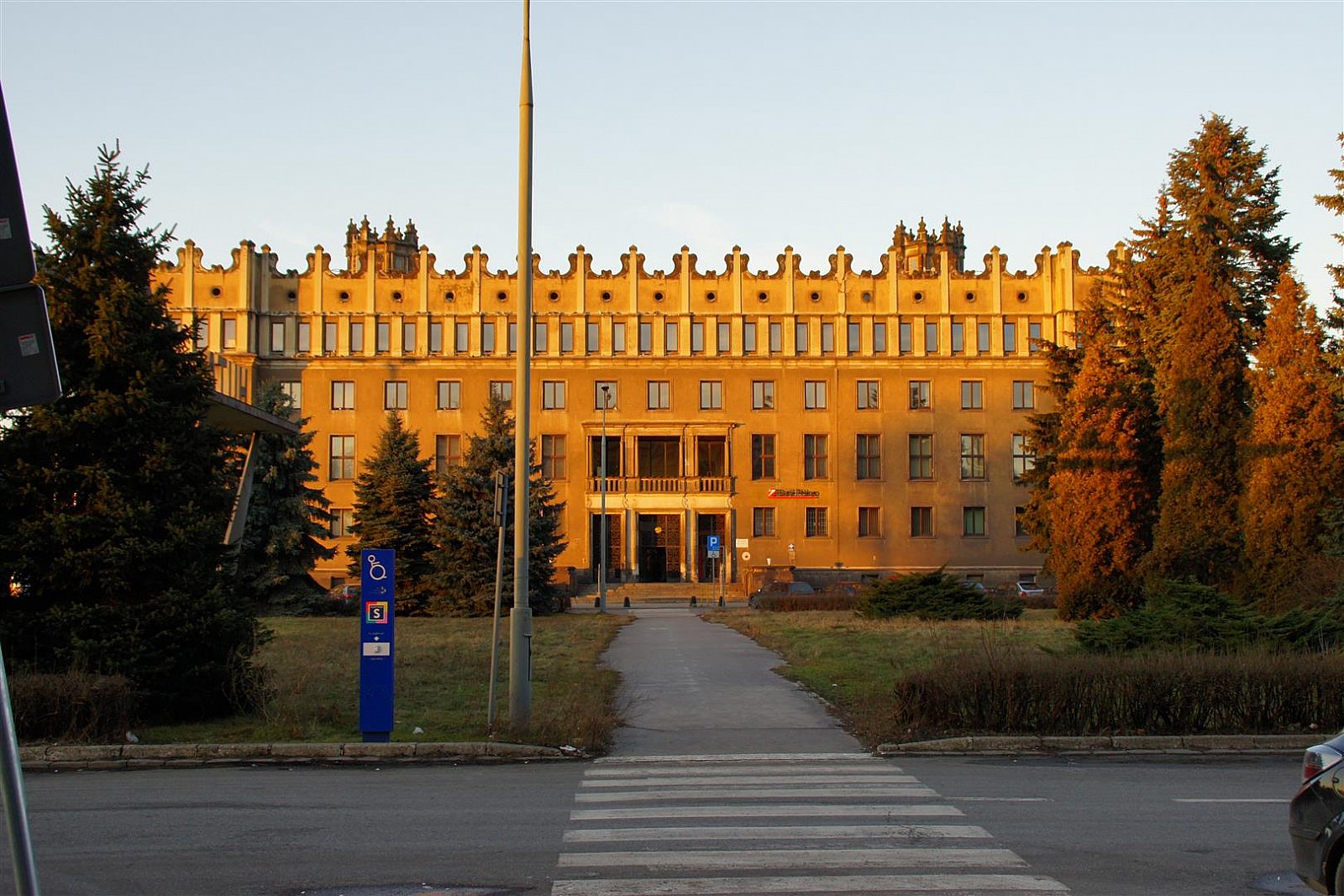Nocne zwiedzanie Centrum Administracyjnego HiL